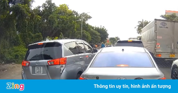 Tôi có nên nhường đường cho ôtô lấn làn, chen hàng? Tôi có nên nhường đường cho ôtô lấn làn, chen hàng?