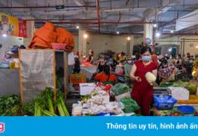 Giá rau củ tại chợ TP.HCM hạ nhiệt, người đến siêu thị giảm mạnh