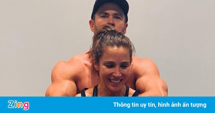 Chris Hemsworth đăng ảnh ôm vợ ngày sinh nhật