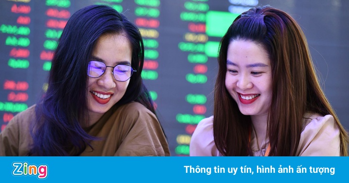 VN-Index lập đỉnh trong phiên đầu tháng 7