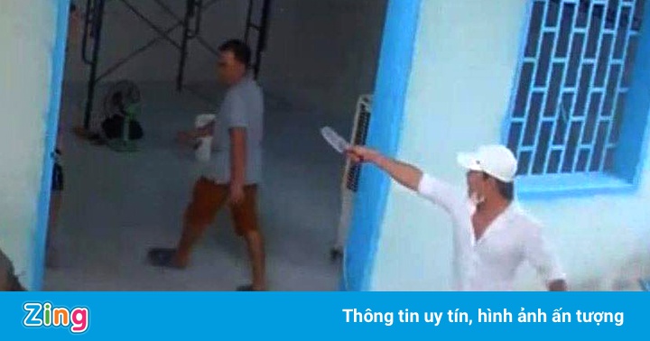 Lẻn vào khu cách ly chém người vì một con chó