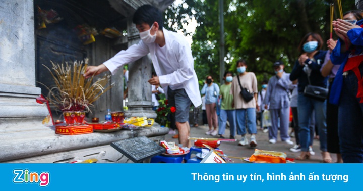 Sĩ tử mang bóng đèn, giấy báo dự thi đi cầu may