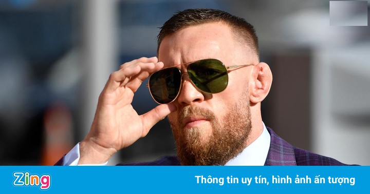 McGregor tung cước với Poirier trong buổi họp báo