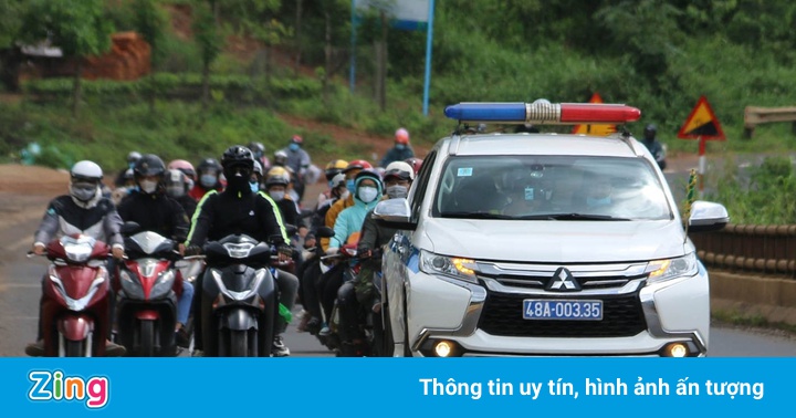 CSGT dẫn đường cho hàng nghìn người từ miền Nam về Tây Nguyên CSGT dẫn đường cho hàng nghìn người từ miền Nam về Tây Nguyên