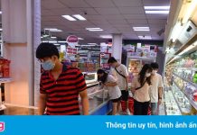 Giá rau ngoài chợ tăng, nhiều người dân Hà Nội đến siêu thị