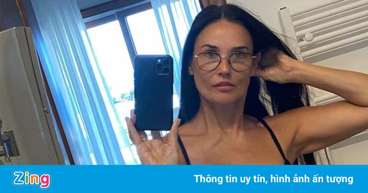 Demi Moore mặc bikini gợi cảm ở tuổi 58