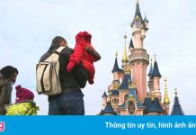 Bà mẹ bị 3 bảo vệ mắng vì cho con bú ở Disneyland