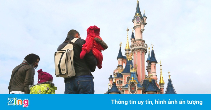 Bà mẹ bị 3 bảo vệ mắng vì cho con bú ở Disneyland