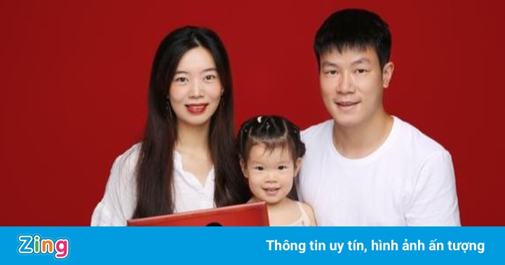 Vợ chồng chụp ảnh theo phong cách ‘đăng ký kết hôn’ suốt 5 năm