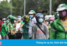 Hàng trăm shipper ở TP.HCM xếp hàng, gửi đồ vào bệnh viện dã chiến
