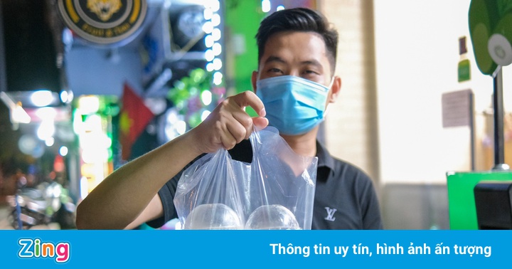 Bán mang về 1.000 cốc trà bí đao mỗi ngày ở Hà Nội