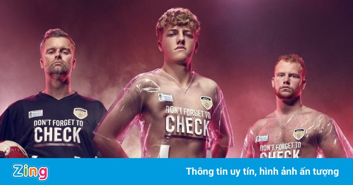 Đội bóng Anh mặc trang phục trong suốt để ủng hộ bệnh nhân ung thư