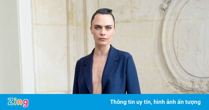 Cara Delevingne diện mốt không nội y đến show Dior