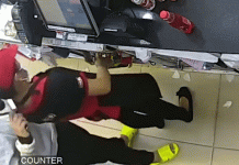 Kẻ cướp kề dao vào cổ nữ nhân viên cửa hàng tiện lợi ở TP.HCM