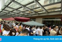 Hàng trăm người chen chúc đăng ký tiêm vaccine ở Hà Nội