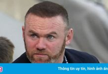 HLV Rooney vào bóng khiến học trò chấn thương nặng