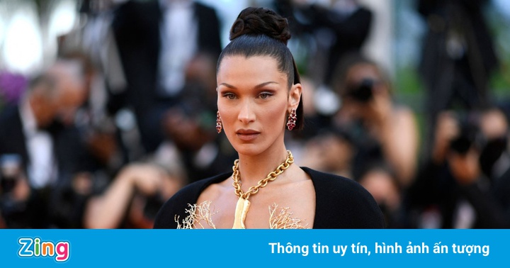 Bella Hadid đeo dây chuyền hình lá phổi thay nội y