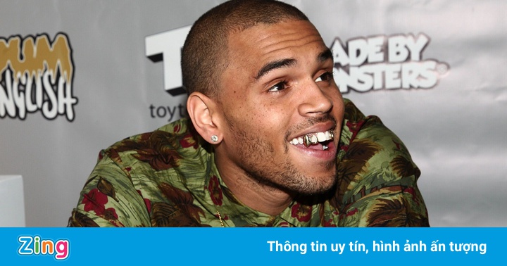 Chris Brown phủ kín 28 chiếc răng bằng vàng