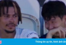 Son Heung-min bật cười khi đồng đội sút lên khán đài