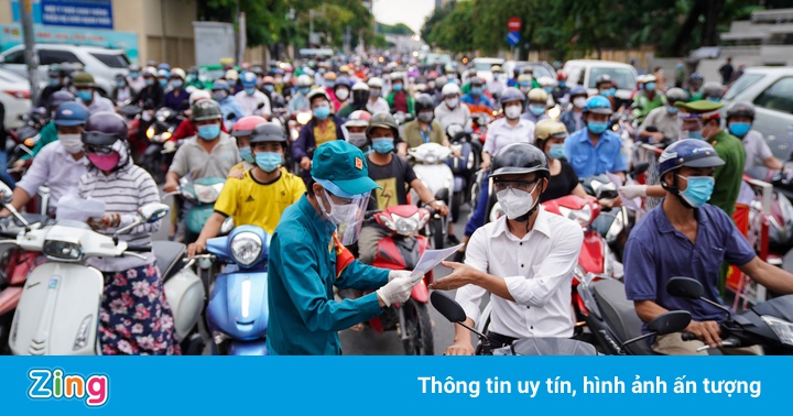 Người dân TP.HCM đi lại đông đúc trong ngày thứ 4 áp dụng Chỉ thị 16