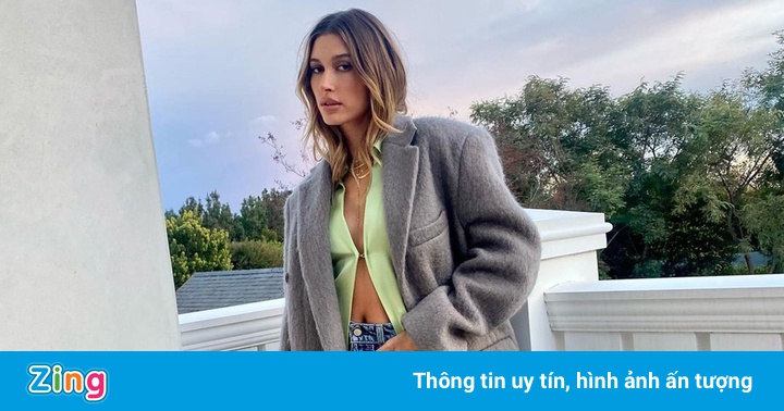 Hailey Bieber mặc blazer theo phong cách gợi cảm