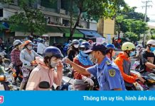 Người dân miền Tây đổ xô đi chợ, giá thực phẩm tăng vọt