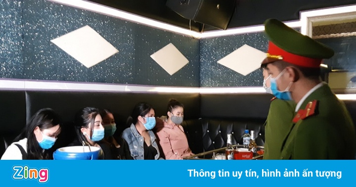 Phạt 2 quán karaoke mở cửa trong mùa dịch Phạt 2 quán karaoke mở cửa trong mùa dịch