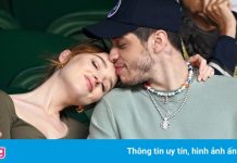 Nữ chính ‘Bridgerton’ âu yếm bạn trai khi xem quần vợt