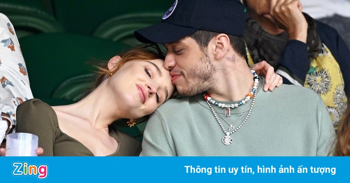 Nữ chính ‘Bridgerton’ âu yếm bạn trai khi xem quần vợt