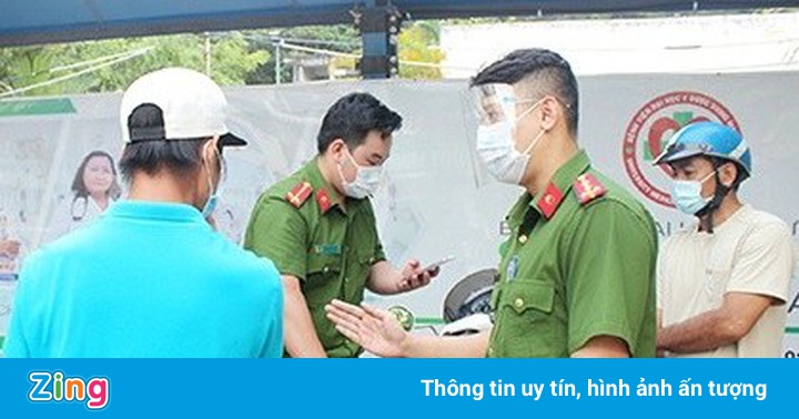 Đạp cảnh sát ở chốt kiểm dịch, nam thanh niên bị tạm giữ