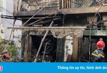 4 căn nhà bị cháy rụi bên cầu Chánh Hưng ở TP.HCM