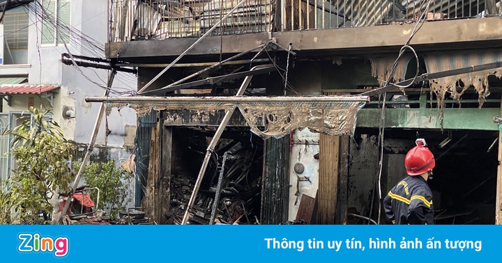 4 căn nhà bị cháy rụi bên cầu Chánh Hưng ở TP.HCM 4 căn nhà bị cháy rụi bên cầu Chánh Hưng ở TP.HCM