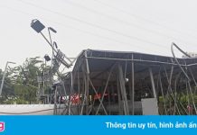 Biển quảng cáo hơn 50 m2 đổ xuống đường ở TP Thủ Đức