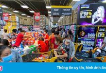 Người dân tiếp tục đổ ra chợ, siêu thị trước giờ giãn cách