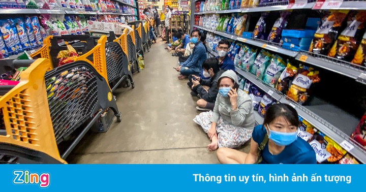 Ngồi la liệt trong siêu thị chờ thanh toán ở TP.HCM