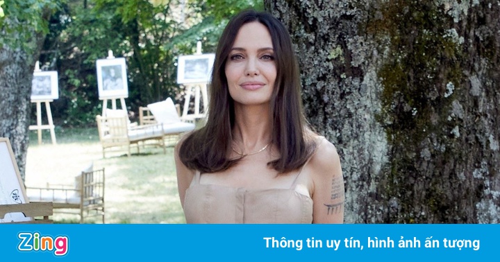 Angelina Jolie diện 6 bộ váy áo khi du lịch Paris