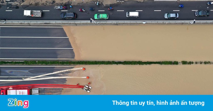 Mưa ngớt, người Trịnh Châu bắt đầu hút nước khỏi đường phố Mưa ngớt, người Trịnh Châu bắt đầu hút nước khỏi đường phố