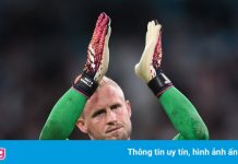 Schmeichel tỏa sáng trong ngày Đan Mạch kết thúc chuyện cổ tích