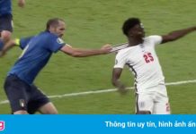 Pha phạm lỗi lộ liễu của Chiellini