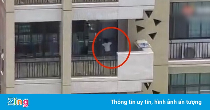 Trẻ mầm non bị nhốt giữa trưa nắng 36 độ ở Trung Quốc Trẻ mầm non bị nhốt giữa trưa nắng 36 độ ở Trung Quốc