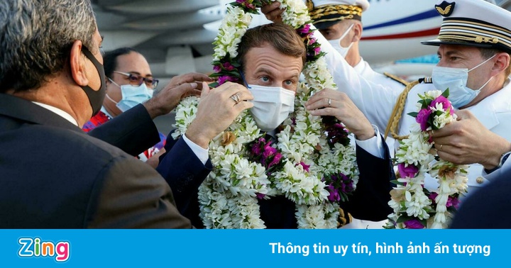 Tổng thống Macron ‘bơi’ trong hoa khi tới thăm Polynesia