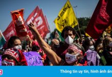 Dân Brazil biểu tình rầm rộ sau bê bối tham nhũng vaccine Covid-19
