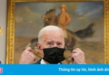 Khẩu trang trở lại Nhà Trắng