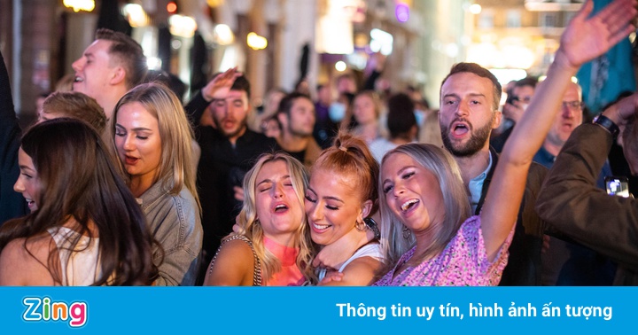 Tiệc tùng, sa đọa ở tuổi 18, chàng trai Anh nhận khoản nợ khổng lồ