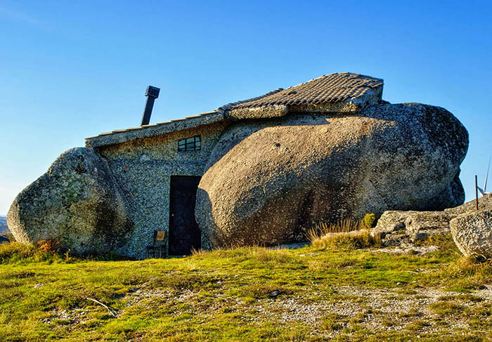 Ngôi nhà nằm trong tảng đá độc nhất vô nhị ở Bồ Đào Nha - 5