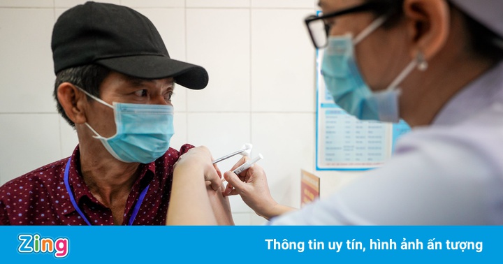 Cư dân lớn tuổi ở TP.HCM mong chờ được tiêm vaccine ngừa Covid-19