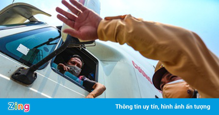Xe chở hàng thiết yếu chờ 8 tiếng chưa lấy được mã QR Xe chở hàng thiết yếu chờ 8 tiếng chưa lấy được mã QR