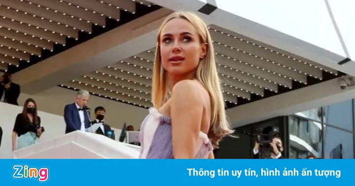 Nữ diễn viên tung váy phản cảm trên thảm đỏ LHP Cannes