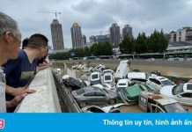 Ôtô bị nước cuốn trong trận lũ ở Trịnh Châu