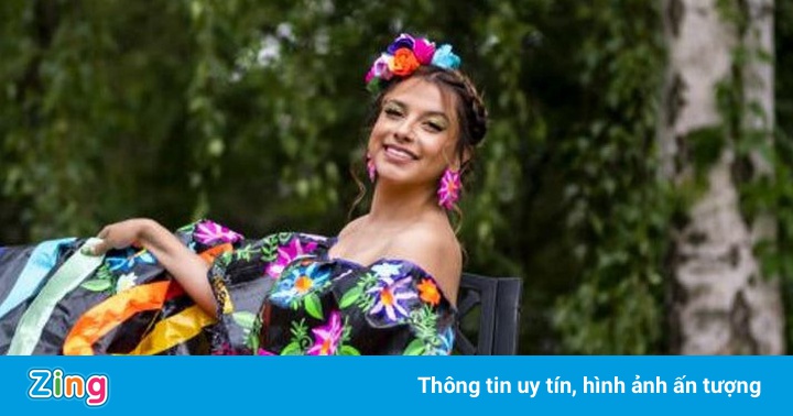 Nữ sinh giành học bổng 10.000 USD nhờ làm váy từ băng keo Nữ sinh giành học bổng 10.000 USD nhờ làm váy từ băng keo